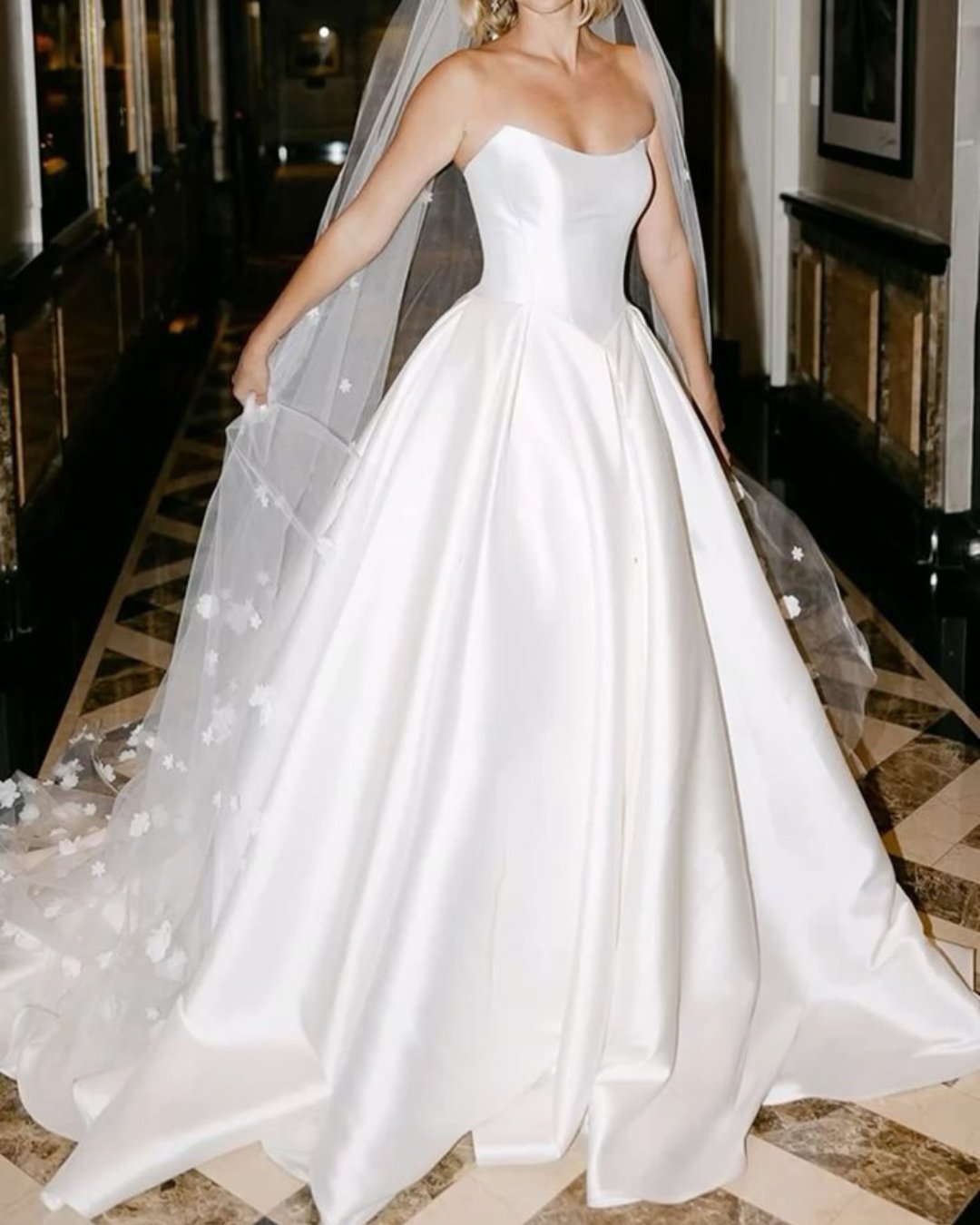 ROBE PRINCESSE - de mariée UN MESSAGE UNE ROBE livraison en Guadeloupe, Martinique, Guyane et Saint-Martin.