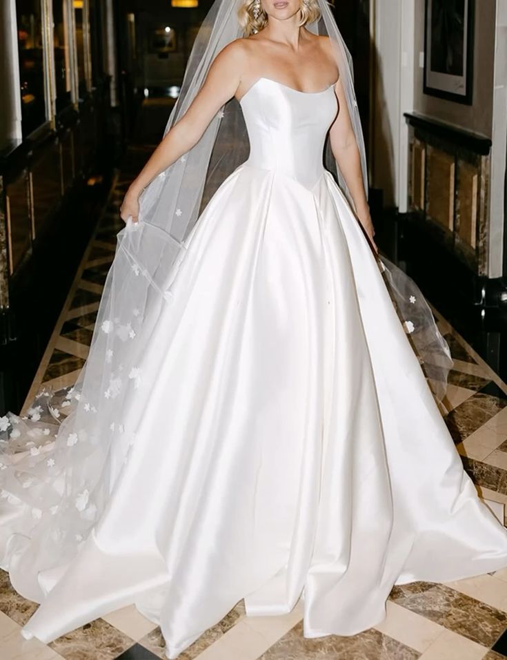 ROBE PRINCESSE - de mariée  UN MESSAGE UNE ROBE  livraison en Guadeloupe, Martinique, Guyane et Saint-Martin.