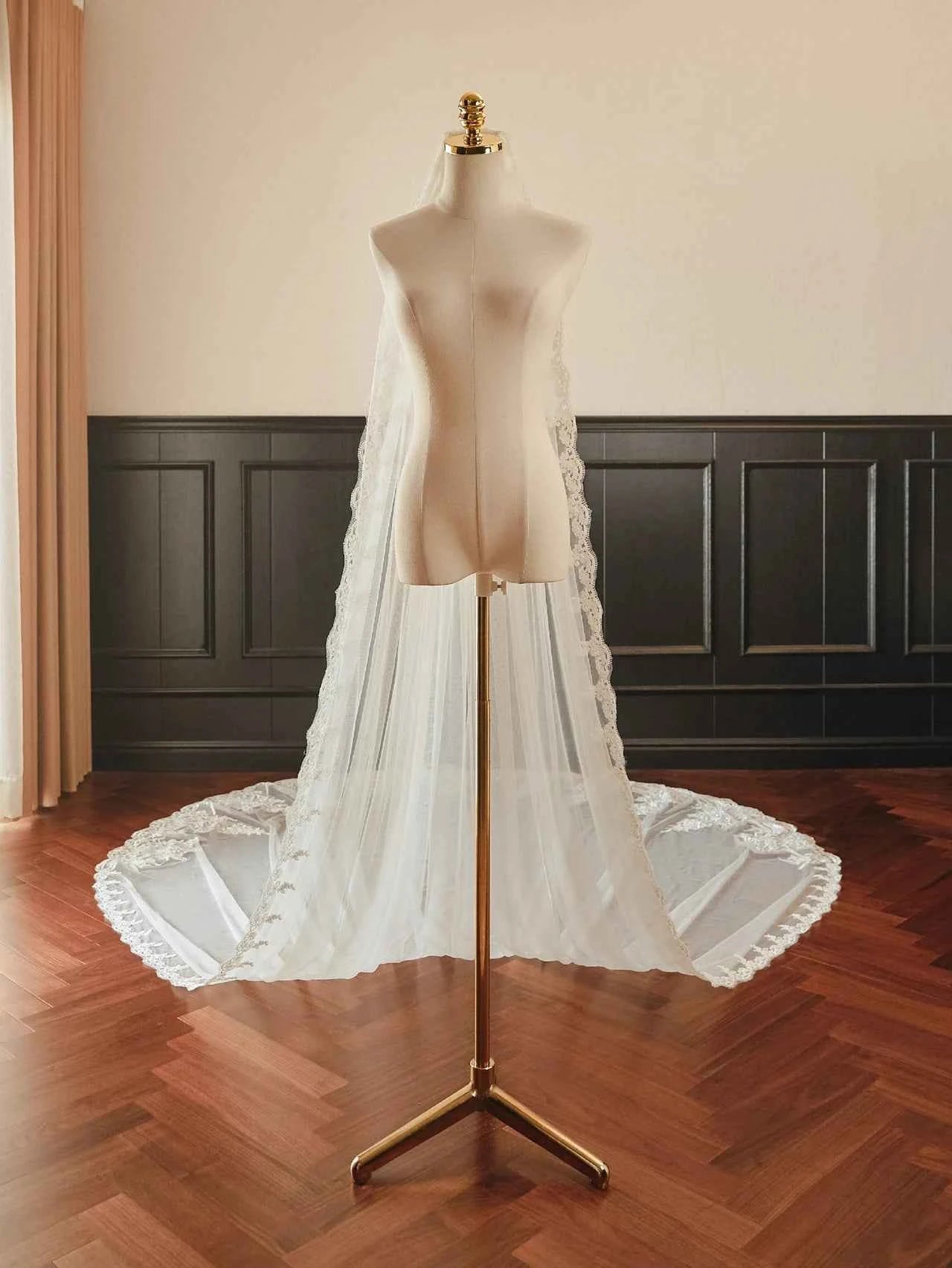 Voile de Mariée Ivoire en Dentelle – Une Couche Élégante