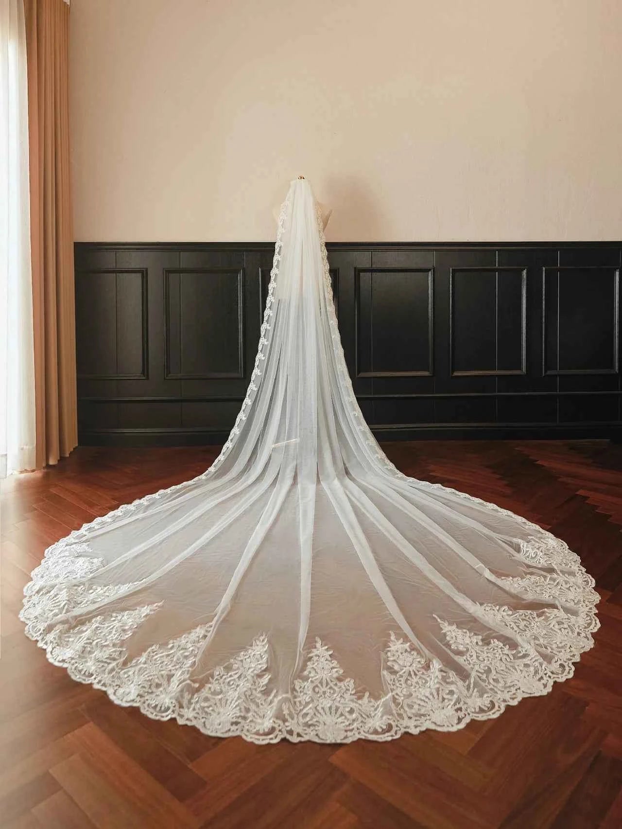 Voile de Mariée Ivoire en Dentelle – Une Couche Élégante