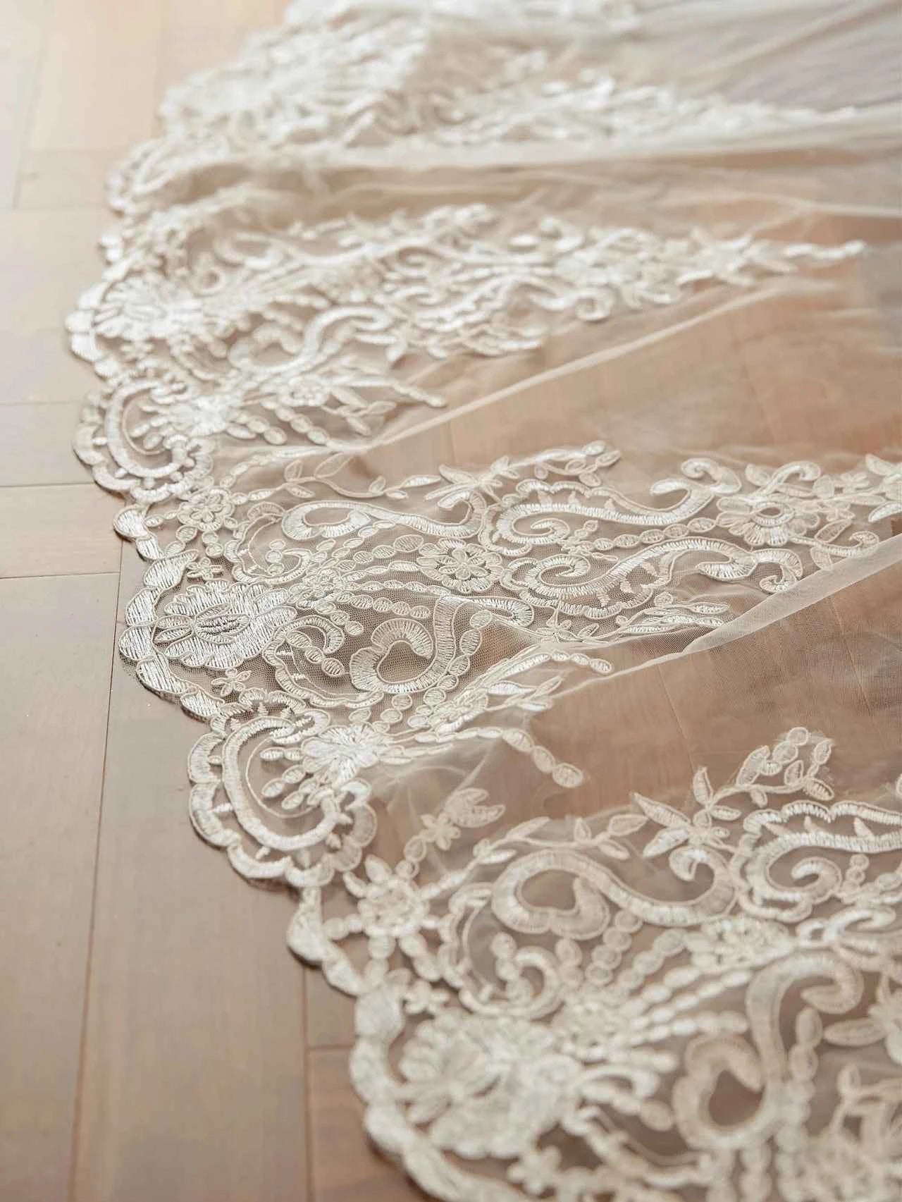 Voile de Mariée Ivoire en Dentelle – Une Couche Élégante