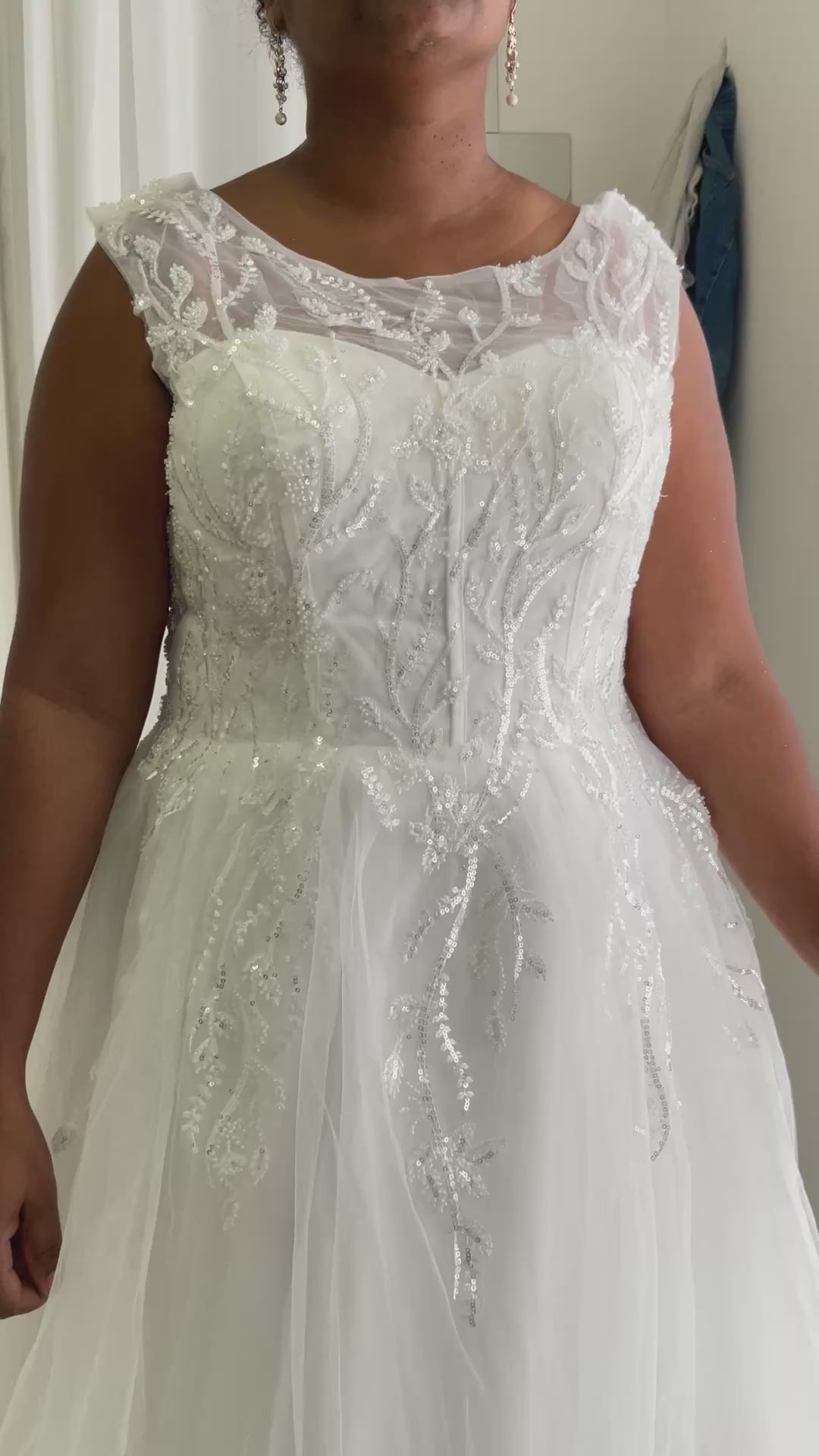 Robe de mariée princesse avec manche livraisonguadeloupe martinique guyane francaise 
